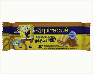 mini wafer bob esponja doce de leite.jpg - Açúcar, farinha de trigo rica com ferro e ácido fólico, gordura vegetal interesterificada, maltodextrina, amido de milho, leite em pó e sal. Estabilizante: lecitina de soja, fermento químico: bicarbonato de sódio, corante natural carmin de cochonilla, acidulante: ácido cítrico e aroma natural de morango. CONTÉM GLÚTEN.Porção por 100 g (10 unidades)..